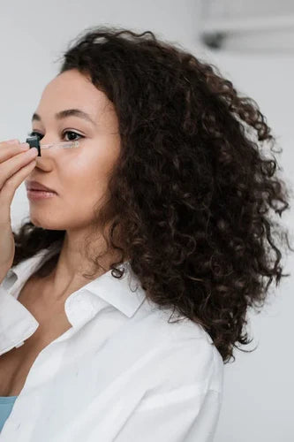 femme avec une peau eclatante