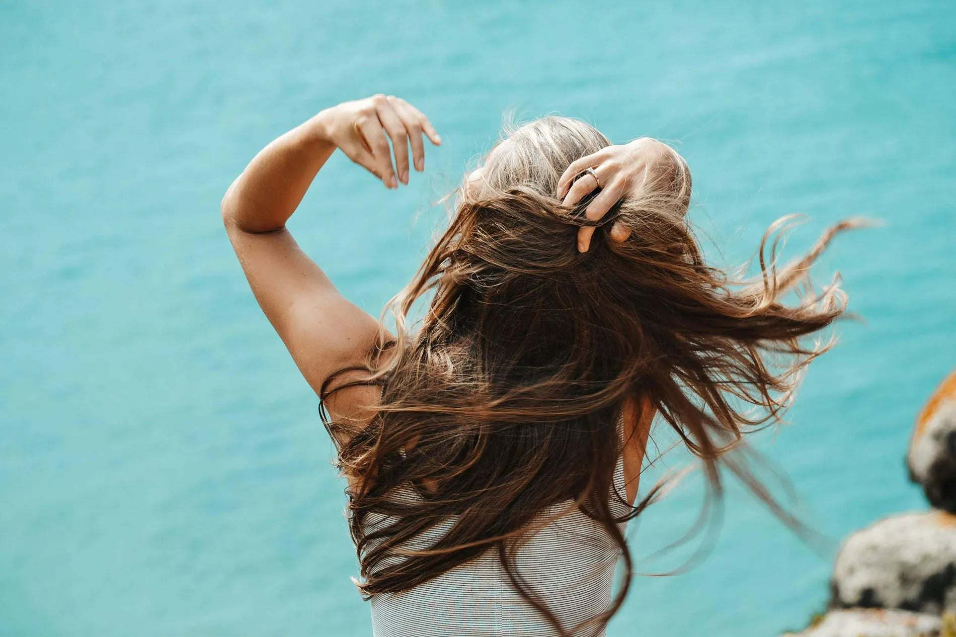 Soigner ses cheveux avec des produits marins : force et brillance de l'océan