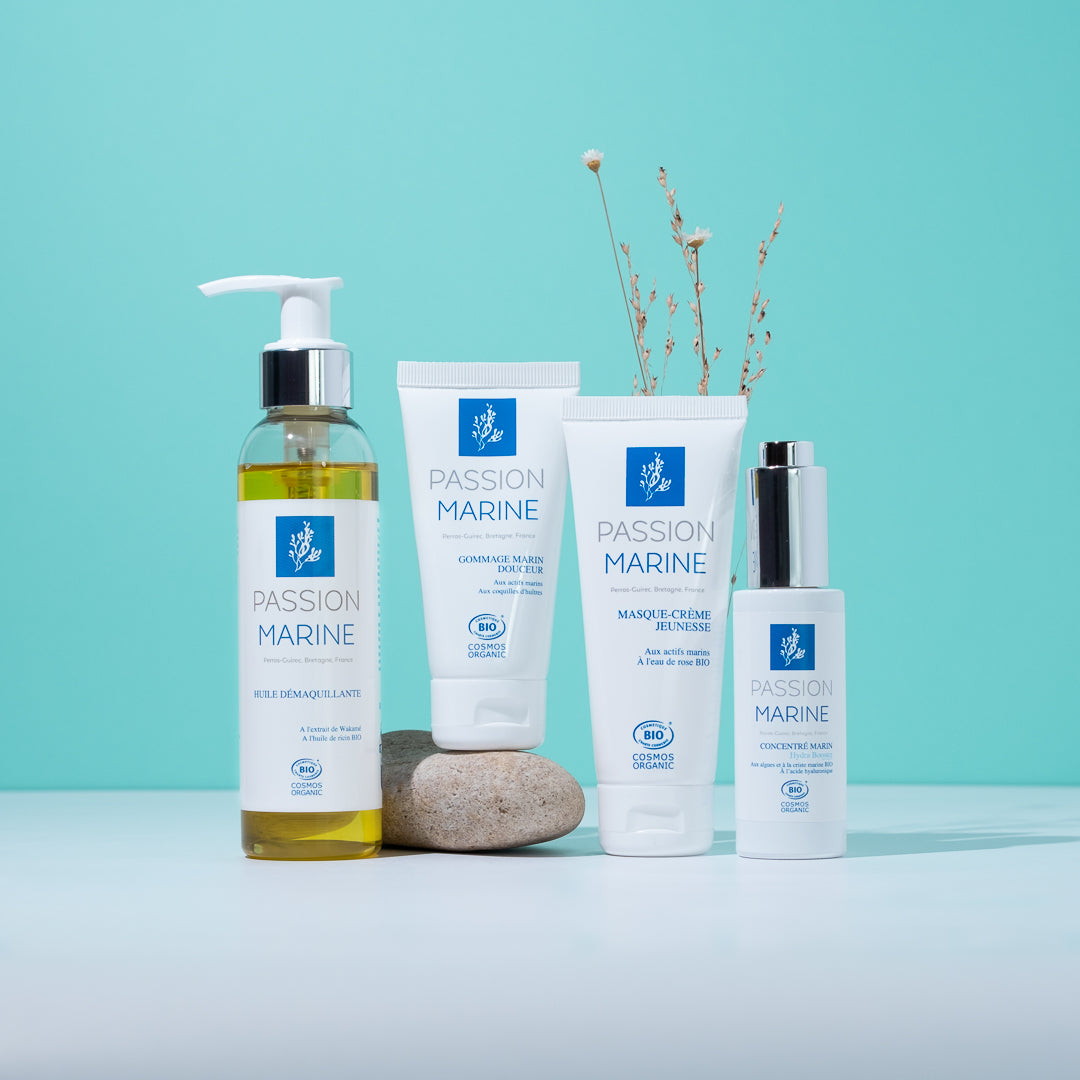 Produits Passion Marine avec pierre et fleurs sur fond bleu.
