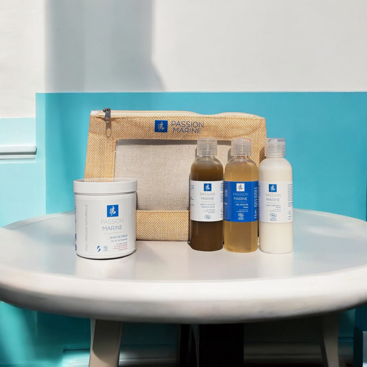 Produits Passion Marine pour soins des pieds sur une table avec pochette.