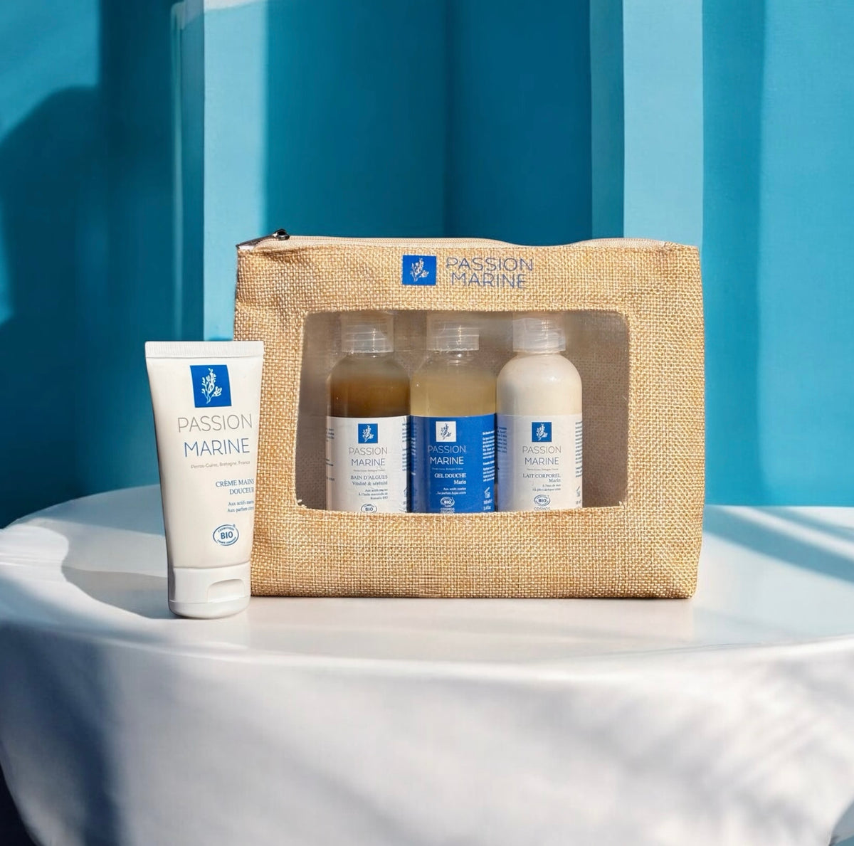 Trousse en toile avec produits Passion Marine, crème mains à côté.