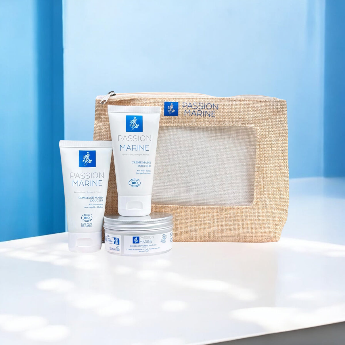 Produits de soins Passion Marine avec trousse beige sur fond bleu.