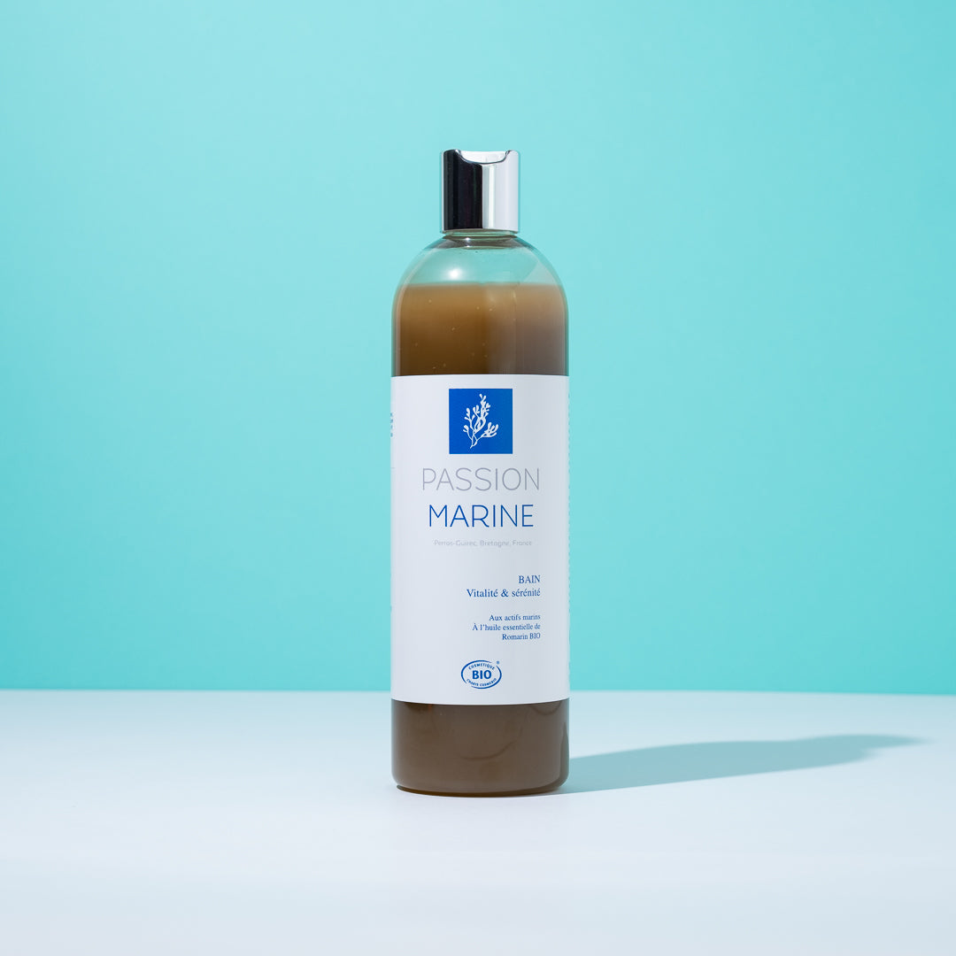 Bouteille de bain "Passion Marine" sur fond bleu.