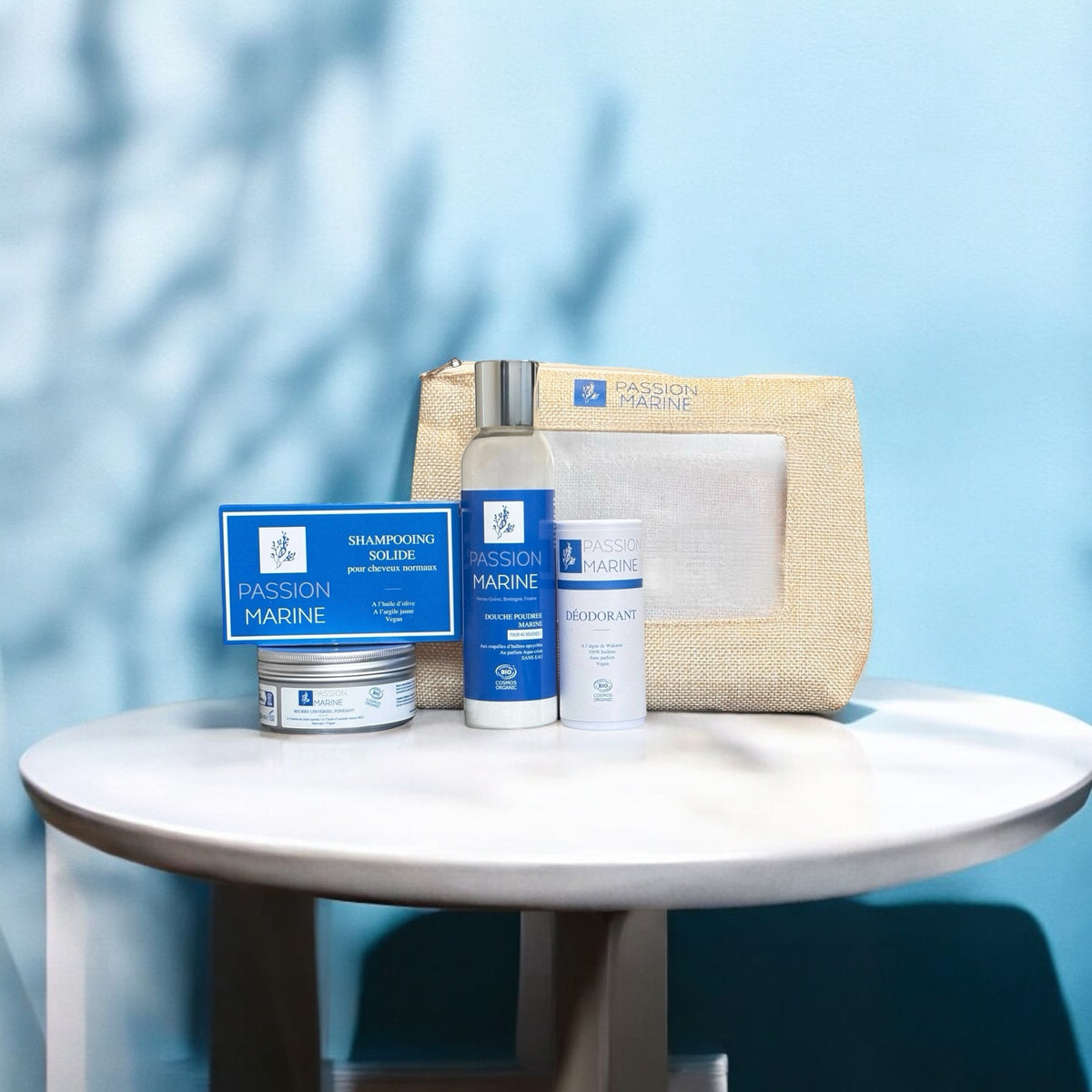 Produits Passion Marine sur une table avec pochette beige.