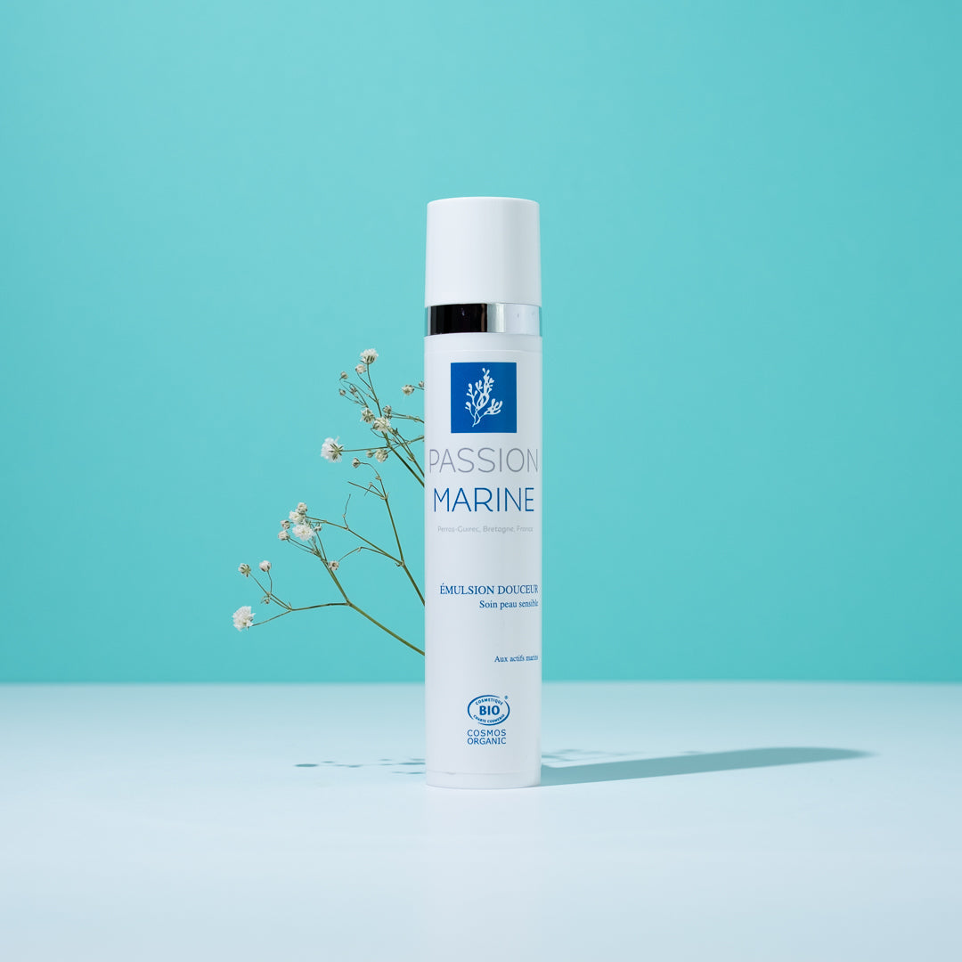 Flacon Passion Marine, fond bleu, petites fleurs blanches.