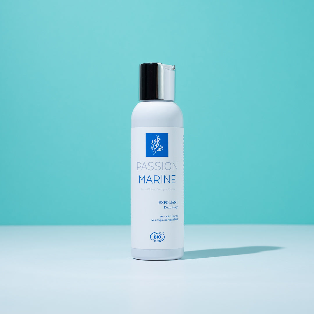 Bouteille d'exfoliant Passion Marine sur fond turquoise.
