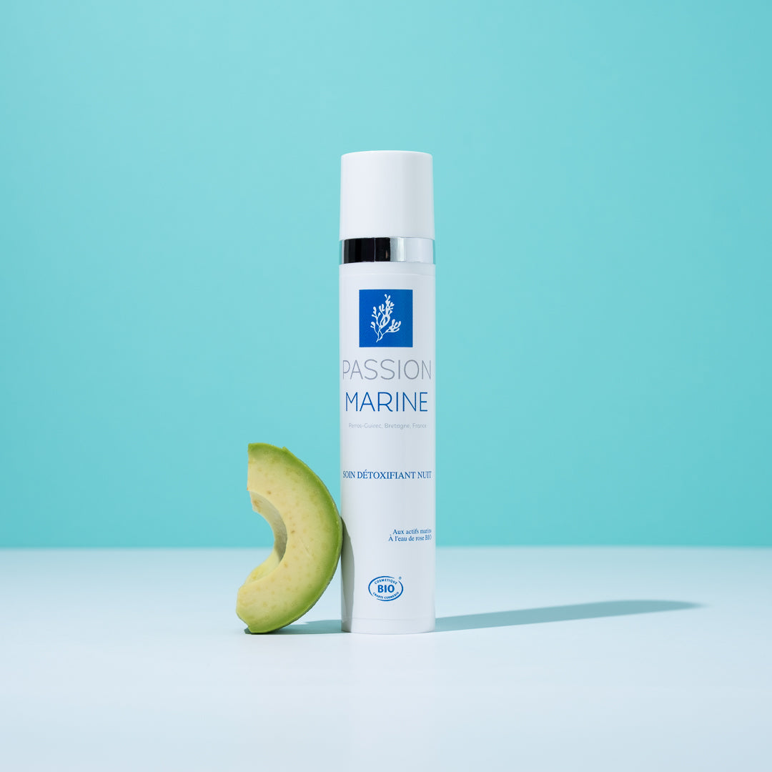 Flacon de crème détoxifiante Passion Marine avec un morceau d'avocat.